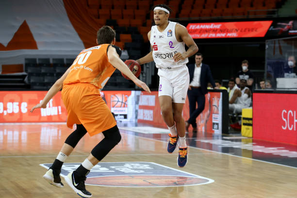 无形中将她 无形中将她