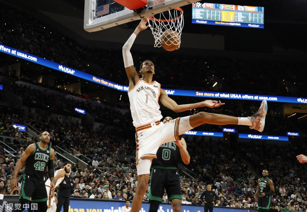 在防守轮转 在防守轮转